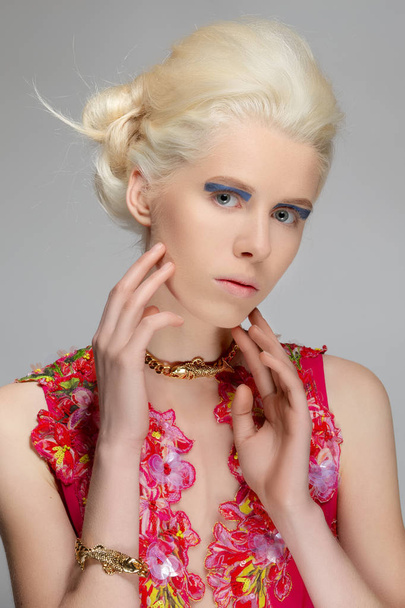 White hair fashion model with natural makeup in red dress - 写真・画像