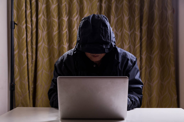 hacker asiático piratería red informática con el ordenador portátil
 - Foto, imagen