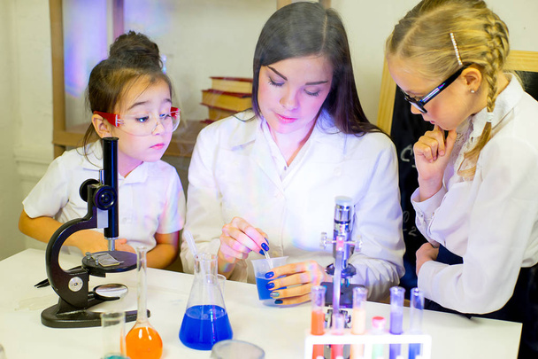 kids making science experiments - Foto, Imagen