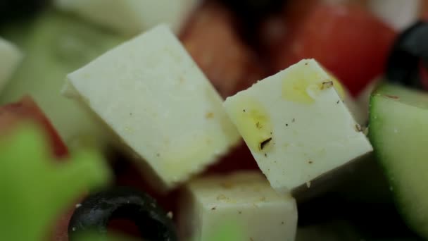Lo chef aggiunge gli ingredienti in una insalatiera
 - Filmati, video