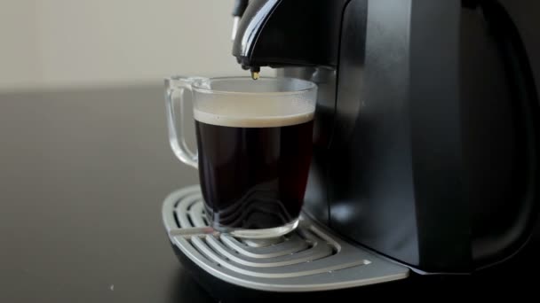 A máquina de café prepara o café orgânico
 - Filmagem, Vídeo