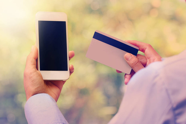 Biznes kobieta ze smartfonem i karty kredytowej  - Zdjęcie, obraz