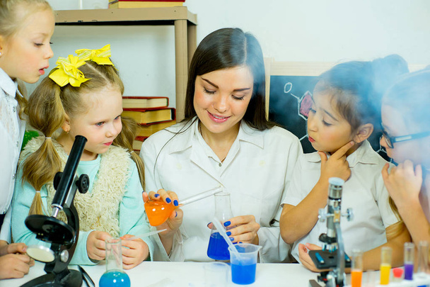 niños haciendo experimentos científicos
 - Foto, Imagen