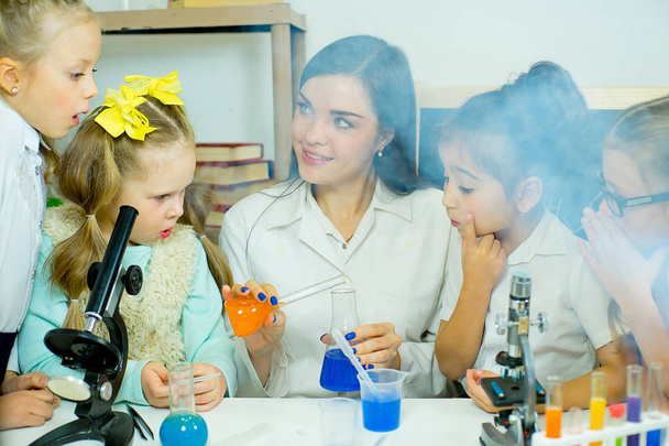 kids making science experiments - Foto, Imagen