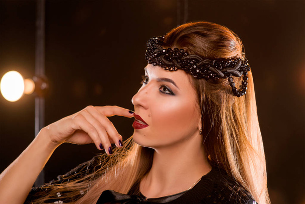 portrét mladé krásné atraktivní dlouhé vlasy ženy v černých věnec s rukou téměř její ústa - Fotografie, Obrázek