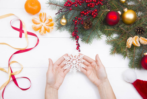 Śnieżynka na Boże Narodzenie dekoracje tle trzymając się za ręce - Zdjęcie, obraz