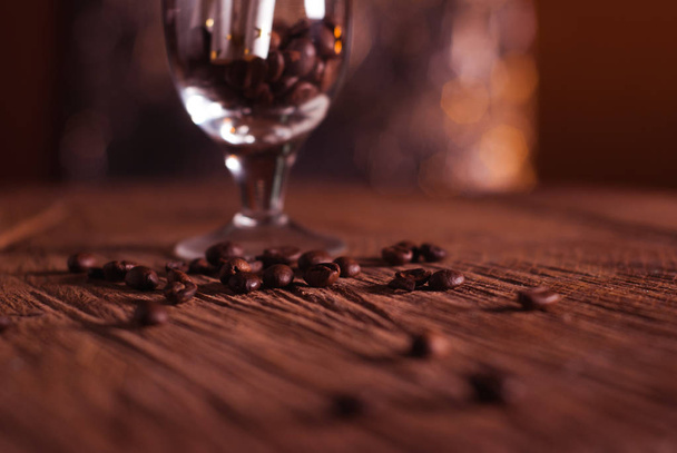 Grãos de café na mesa de madeira, vidro
, - Foto, Imagem