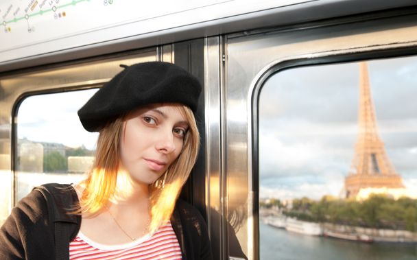 молода жінка в метро Парижа. - Фото, зображення