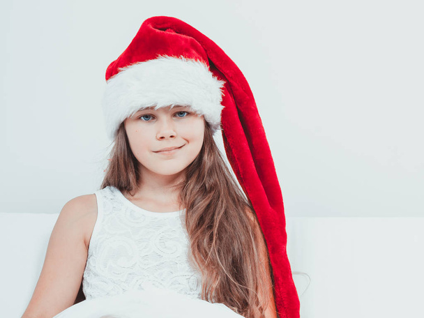Little girl kid in santa claus hat. Christmas. - Foto, afbeelding