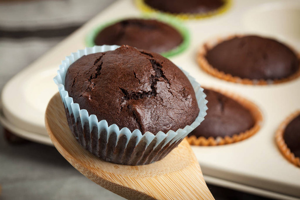 Freshly baked chocolate muffins. - Valokuva, kuva