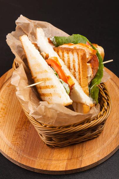 sandwich with ham in a basket - Foto, afbeelding