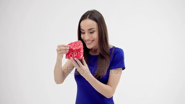 Hermosa mujer sosteniendo regalo en forma de corazón
 - Metraje, vídeo