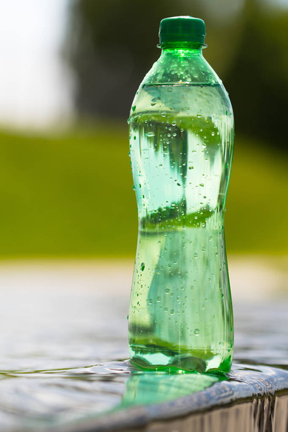 a zöld üveg víz - Fotó, kép