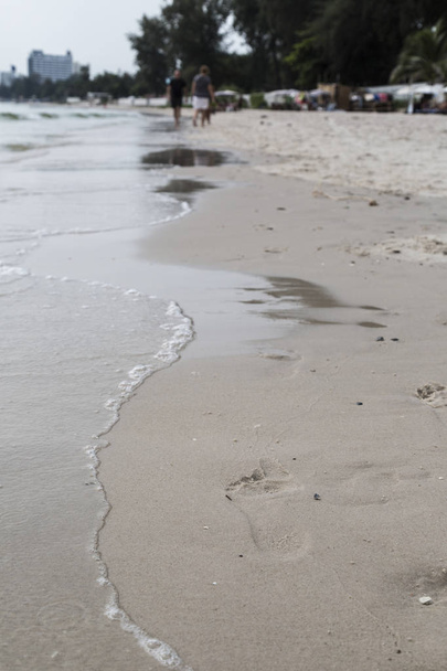 вид на пляж со следами прогулки вдоль моря Huahin Be
 - Фото, изображение