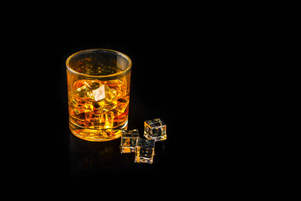 Whisky met ijs - Foto, afbeelding