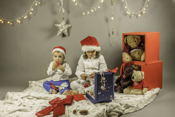 Enfants avec chapeau de Père Noël portrait tourné en studio. Ornements de Noël
 - Photo, image