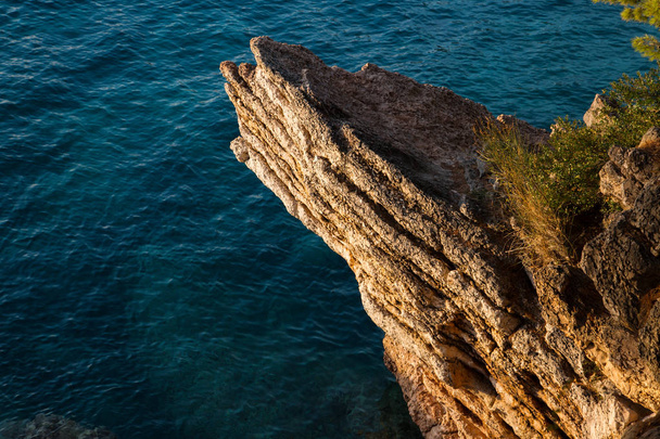 Dalgalar masmavi deniz ve taş sahil - Fotoğraf, Görsel