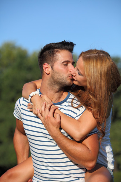 Coppia carina che si abbraccia e bacia
 - Foto, immagini