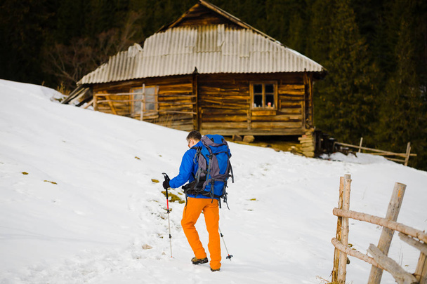 Alpinista de montanha caminha em uma encosta nevada
. - Foto, Imagem