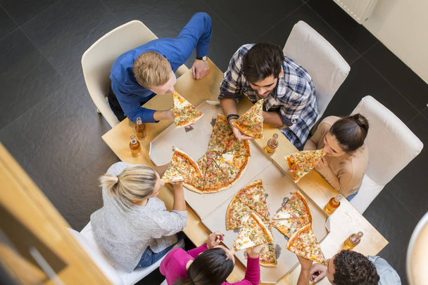 Amigos en la fiesta de pizza
 - Foto, imagen