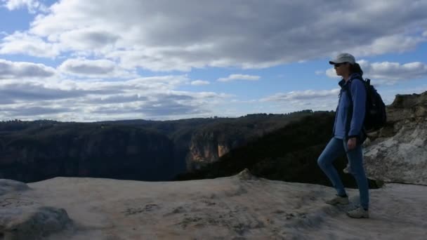 Vrouw kijkt het landschap van de Blue Mountains-Australië - Video