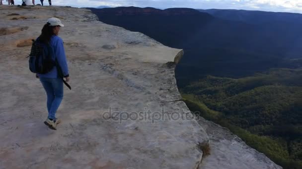 Frau blickt auf die Landschaft der blauen Berge Australiens - Filmmaterial, Video