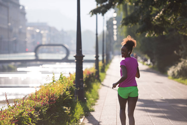 afro-américaine femme jogging dans la ville
 - Photo, image