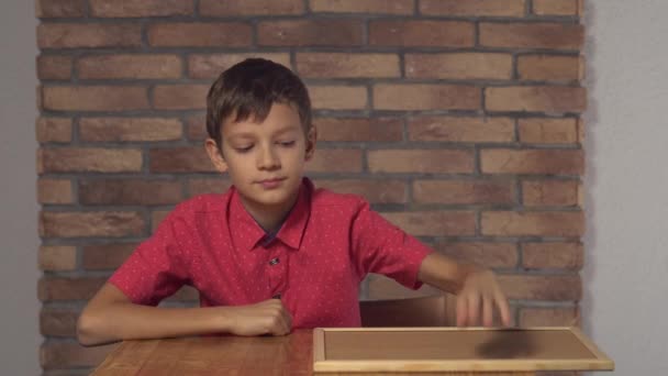 肖像画少年表示ホワイト ボード手書き単語の場所. - 映像、動画