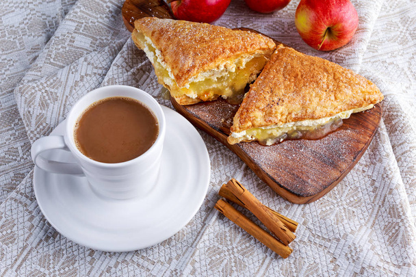 Puf böreği ciro elma pasta tatlı çırpılmış krema ve sıcak kahve ile. - Fotoğraf, Görsel
