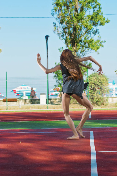 Ballerina tenniskentällä
  - Valokuva, kuva