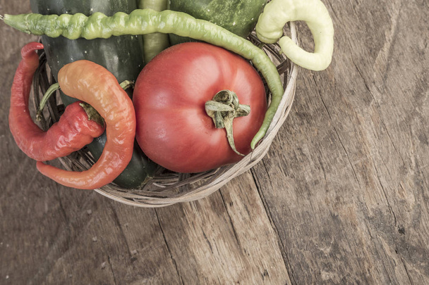 Quelques légumes frais dans un panier
 - Photo, image