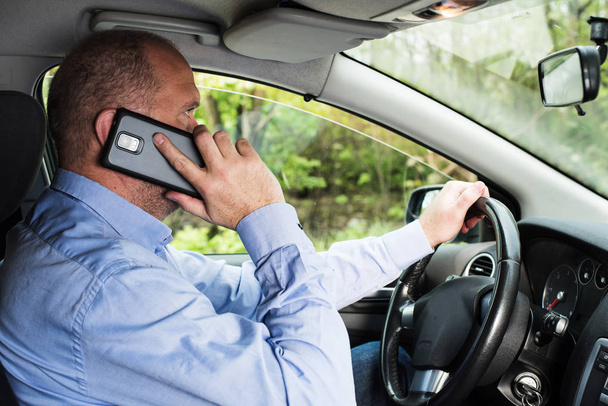 Man using phone while driving - Foto, immagini