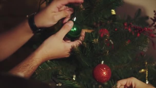 Οικογένεια διακοσμήσετε το χριστουγεννιάτικο δέντρο, κοντινό πλάνο - Πλάνα, βίντεο