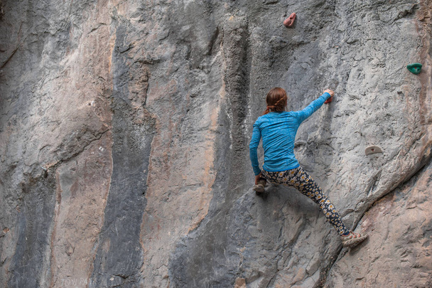 Νεαρό κορίτσι που σκαρφαλώνουν στο βράχο στην Τουρκία - Φωτογραφία, εικόνα