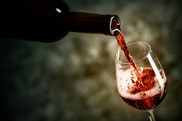 赤ワインがグラスに注がれています。 - 写真・画像