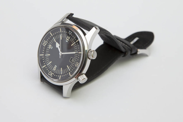 Чоловічі розкішні годинники з синтетичним ремінцем ізольовані на білому
 - Фото, зображення