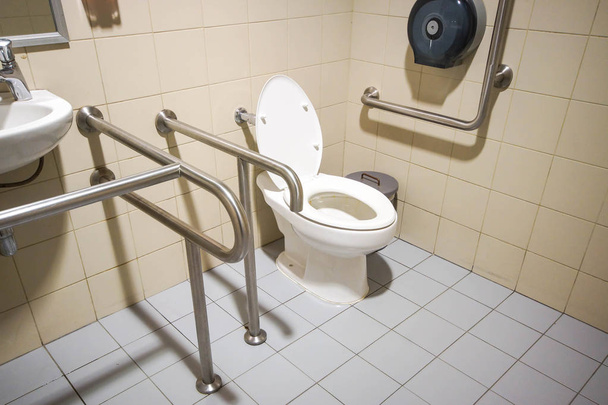 Туалет с удобным дизайном
 - Фото, изображение