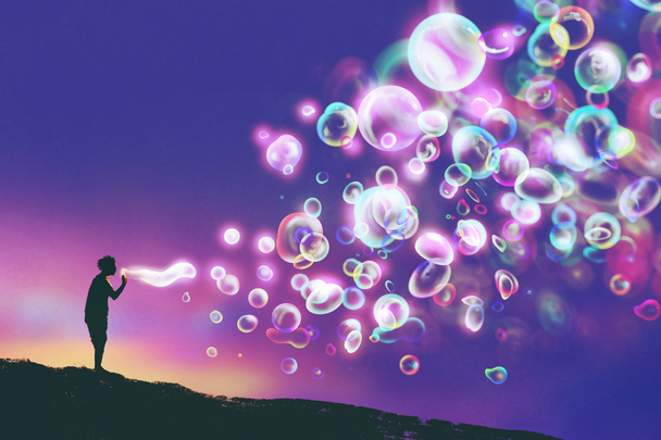 joven soplando burbujas de jabón brillante
 - Foto, imagen