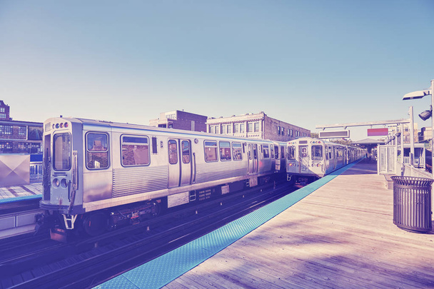 ヴィンテージ様式シカゴのプラットフォームで地下鉄の列車. - 写真・画像