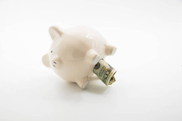 Tipping Piggy Bank Creciendo dinero
 - Foto, Imagen