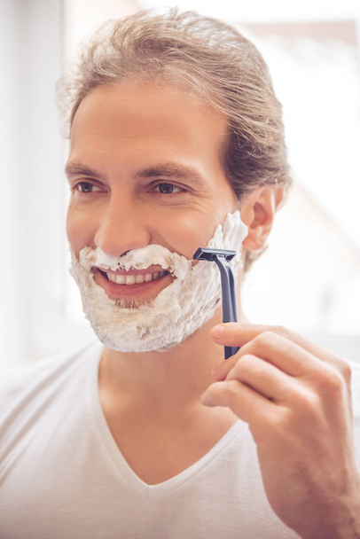 Handsome man shaving - Foto, Imagen