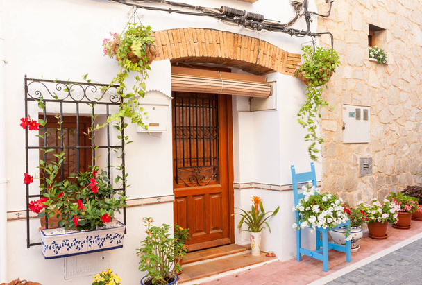 Krzesło i kwiat garnki dekoracji na zewnątrz domu w wąskich hiszpański t - Zdjęcie, obraz