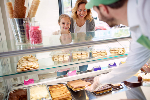 Mother with daughter in pastry shop - Photo, Image