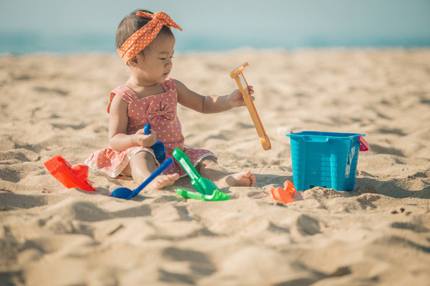 ビーチでビーチおもちゃで遊んで赤ちゃん女の子 - 写真・画像