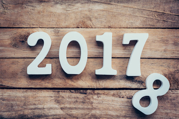Números de madera que forman el número 2017, Para el nuevo año 2017 en
 - Foto, imagen