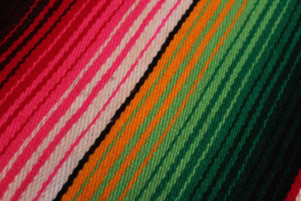 メキシコ メキシコ伝統的なシンコ ・ デ ・ マヨの敷物ポンチョ フィエスタ背景ストライプ  - 写真・画像