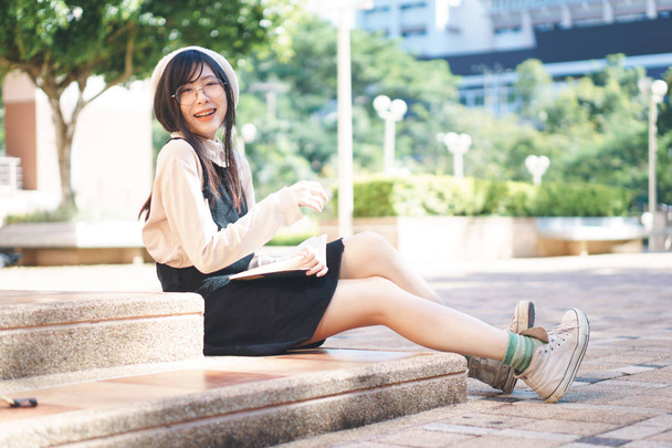 Encantadora chica asiática en ropa casual
 - Foto, Imagen