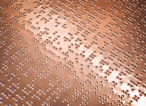 Braille Escrita de texto sobre fundo placa de cobre
 - Foto, Imagem