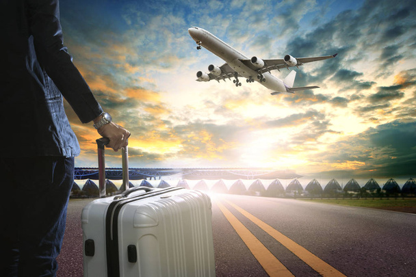 бізнесмен і мандрівний багаж, що стоїть в терміналі аеропорту
  - Фото, зображення