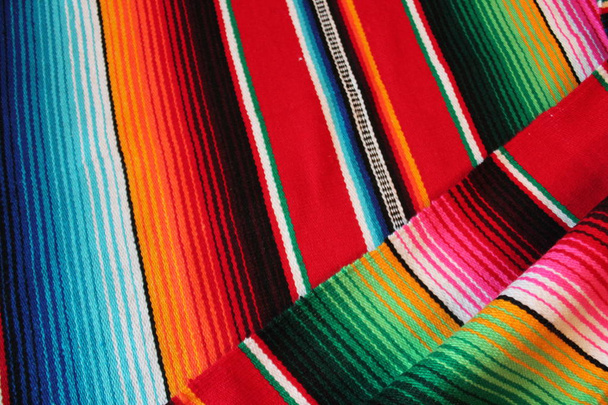 Mexique mexicain cinco de mayo tapis poncho fiesta fond avec des rayures
  - Photo, image